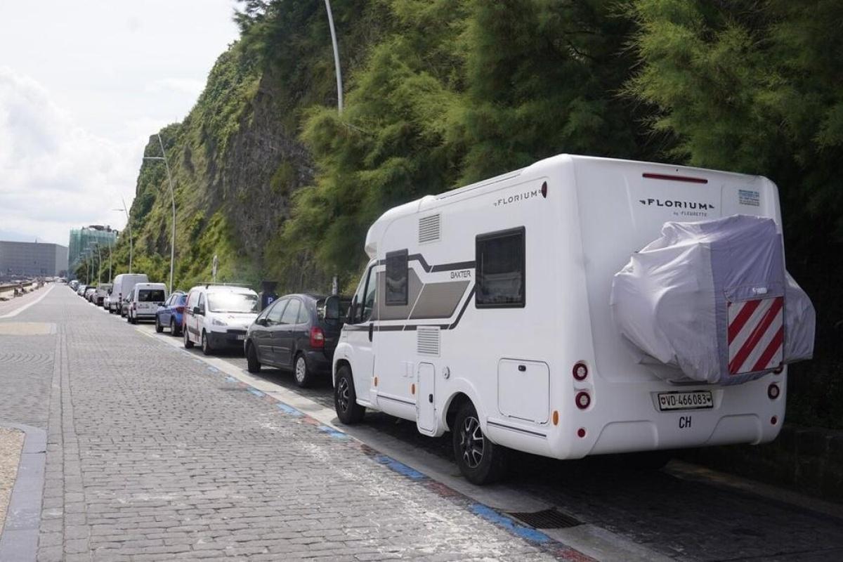 San Sebastián (Gipuzkoa) prohíbe estacionar autocaravanas de no residentes en la ciudad por las noches
