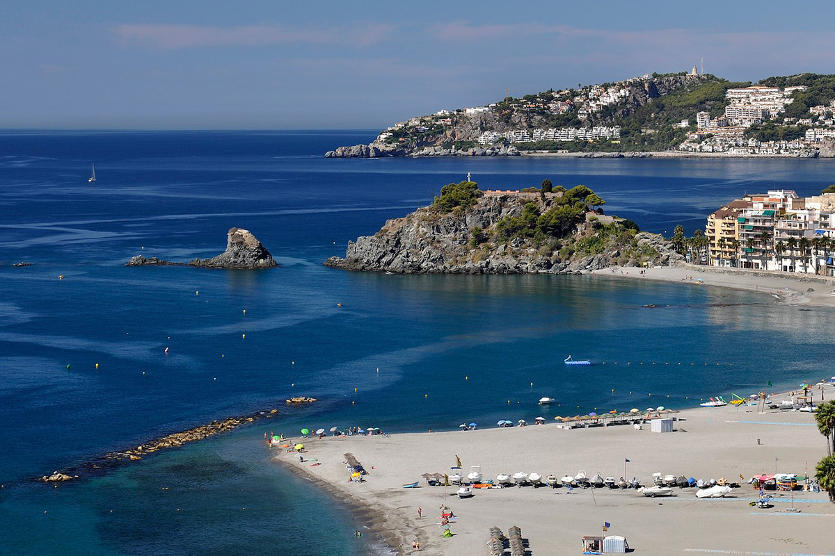 Verano en la Costa Tropical: Un Viaje en Camper por Granada