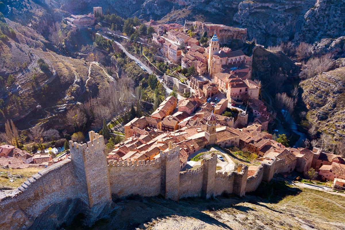 Ruta por la Sierra de Albarracín en Camper: pueblos medievales y paisajes rojizos en otoño