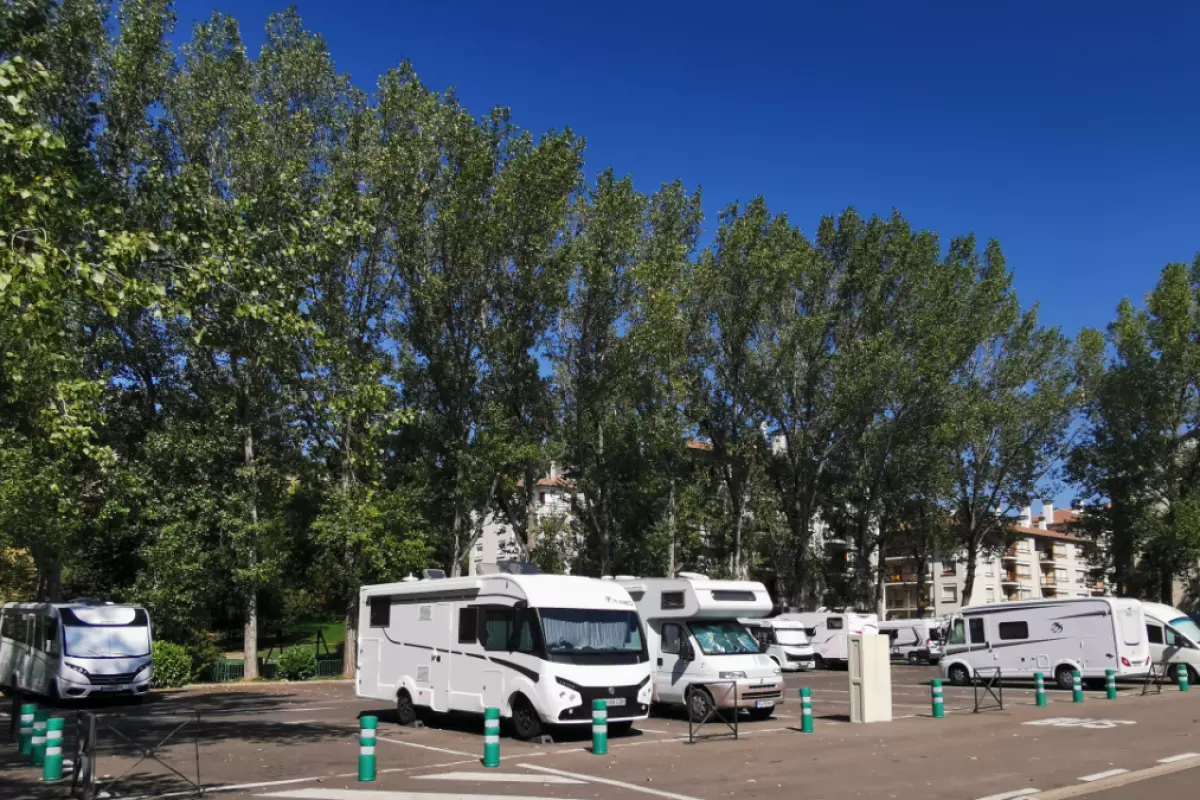 Las autocaravanas en pie de guerra en contra de la localidad de Jaca: un año de vigencia de la prohibición de pernocta