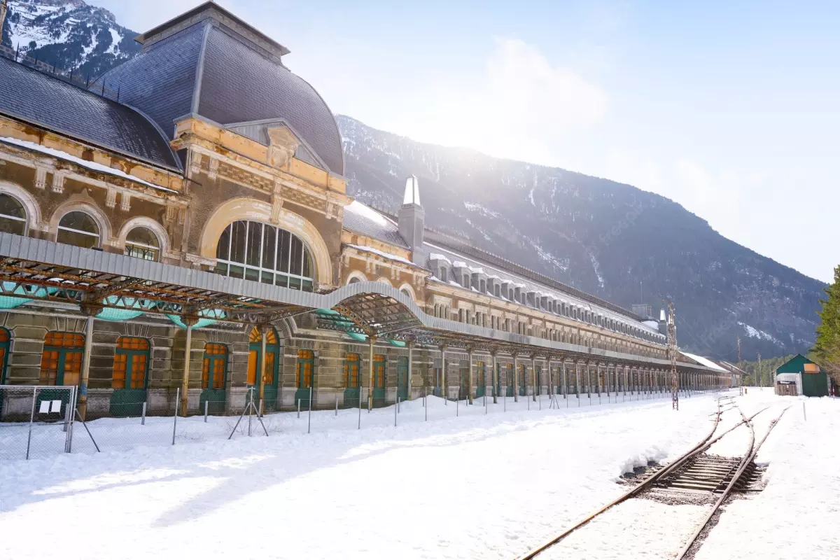 La histórica estación de tren de Canfranc cuenta con una nueva área de autocaravanas