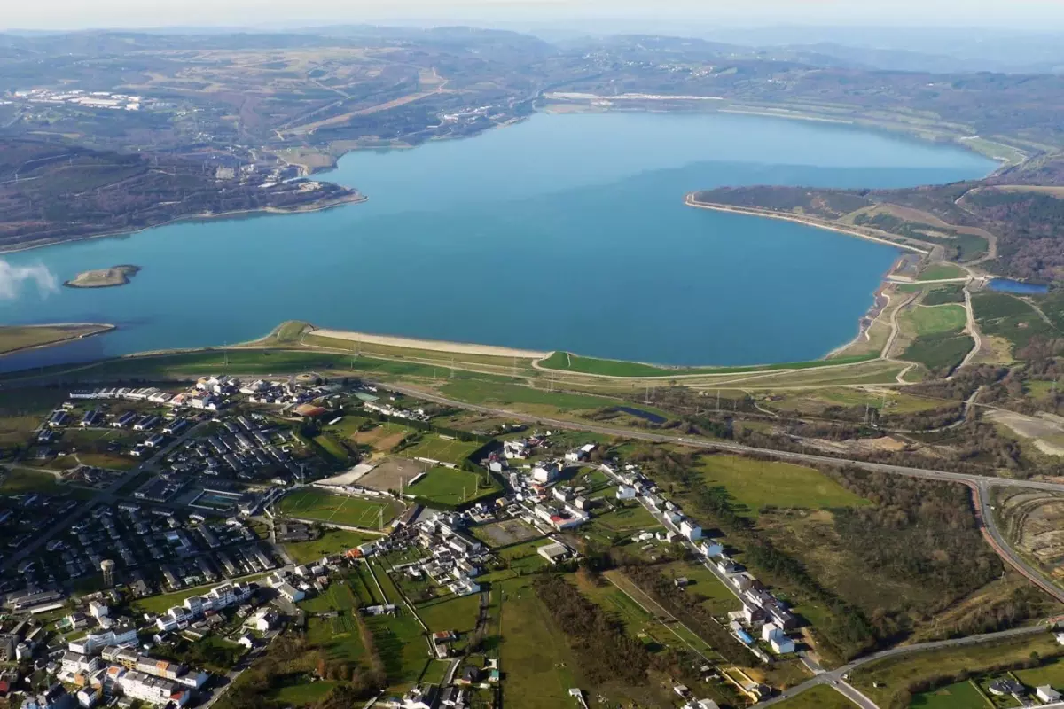 El lago gallego de As Pontes contará con una nueva área de autocaravanas en su entorno