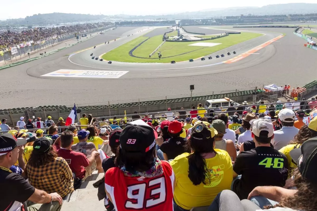 La mejor forma de disfrutar del Campeonato de MotoGP en Cheste: ¡En una autocaravana camper de alquiler!