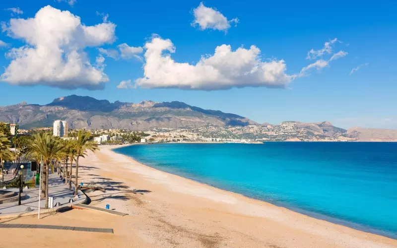 Alicante en autocaravana o camper de alquiler: playas y calas que no te puedes perder